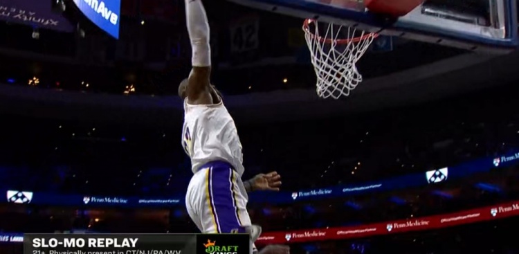 这马上要41岁了！詹姆斯转换三大步单臂战斧劈扣 梦回当年！