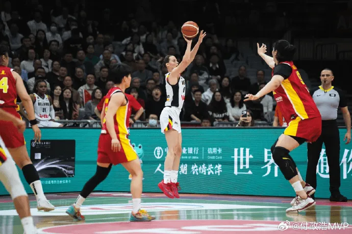 开云下载-媒体人:中国女篮输得心服口服,后卫线的组织串联太过艰涩