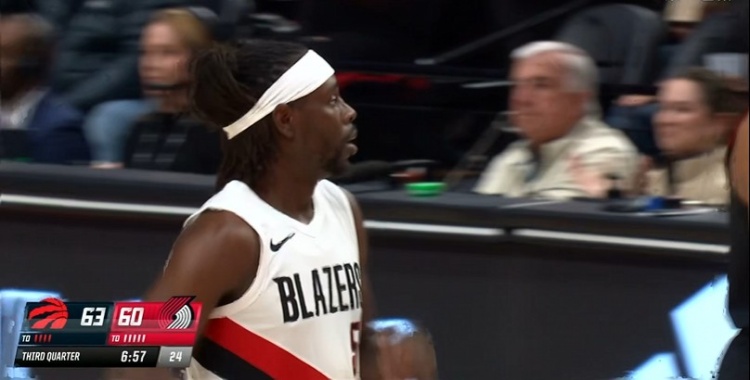 kaiyun-廉颇老矣?霍勒迪背运上篮&连中三分球 个人独得8分追上比分