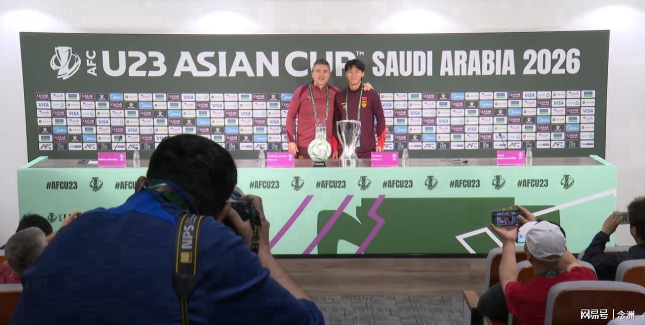 kaiyun-与奖杯合影！安东尼奥：我们怀揣巨大梦想 胡荷韬：希望创造历史